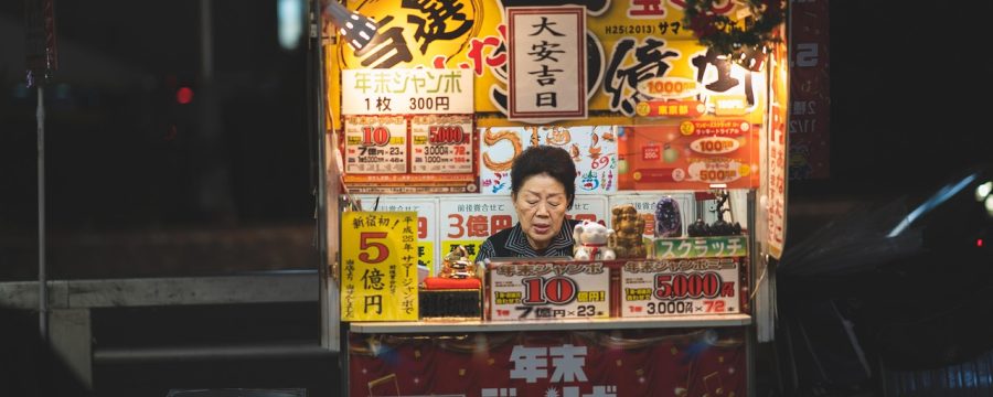 新浪彩票双色球走势图页面功能区块示意，顶部为期数筛选栏，左侧为号码纵轴，中部为折线图区域，右侧显示遗漏值与频次统计列，整体深色调科技风格